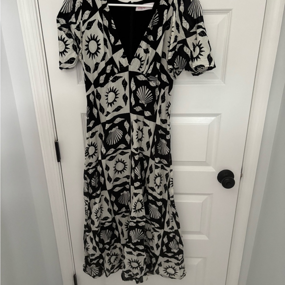 Lisa Says Gah Black & White Patterned V‑Neck Midi Dress - Seashells and Sun